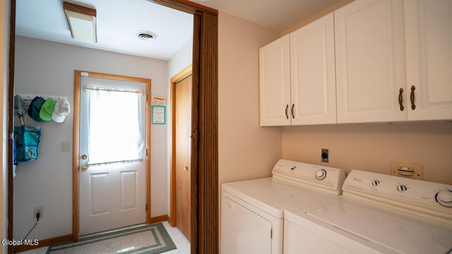 559 Bloomingrove Drive, North Greenbush, NY 12144