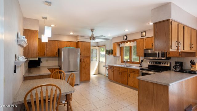 559 Bloomingrove Drive, North Greenbush, NY 12144