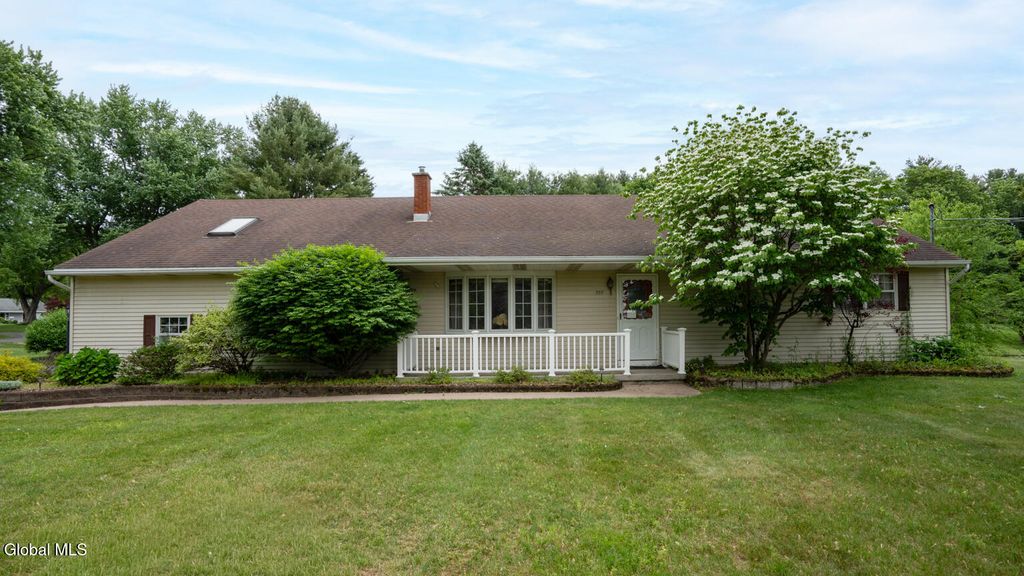 559 Bloomingrove Drive, North Greenbush, NY 12144