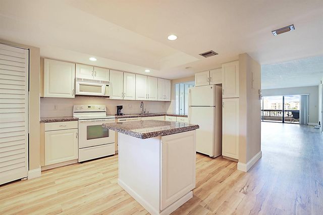 1036 Us Highway 1 216, North Palm Beach, FL 33408