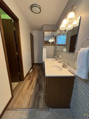 2620 West Ridge Dr, Emporia, KS 66801