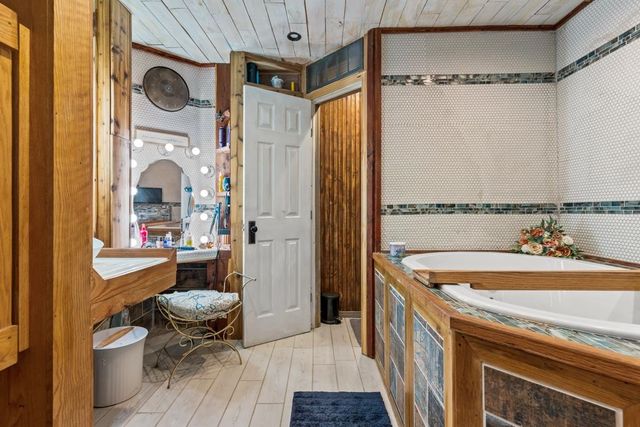 112 N Thomas Rd, White Oak, TX 75693