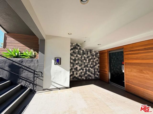 5805 W 8th Street 311, Los Angeles, CA 90036