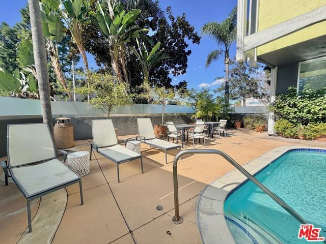 5805 W 8th Street 311, Los Angeles, CA 90036
