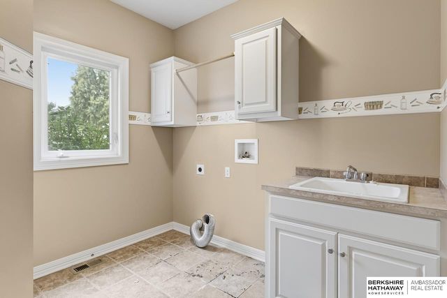 15905 Newport Avenue, Omaha, NE 68116