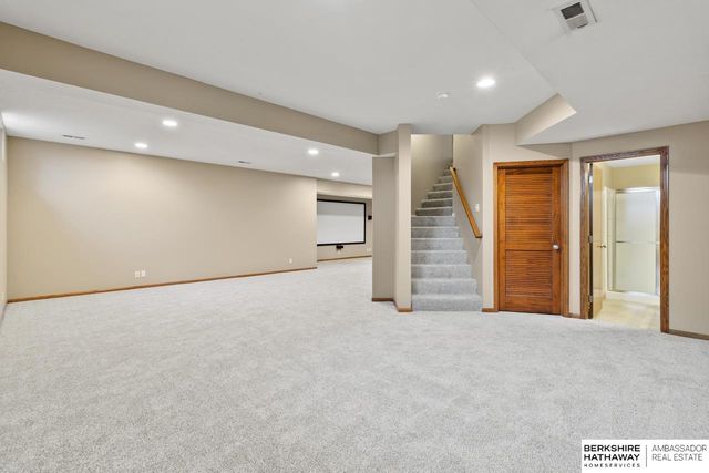 15905 Newport Avenue, Omaha, NE 68116