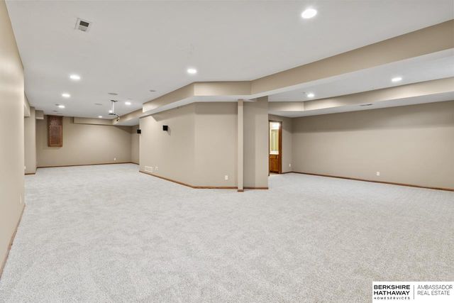 15905 Newport Avenue, Omaha, NE 68116