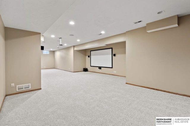 15905 Newport Avenue, Omaha, NE 68116