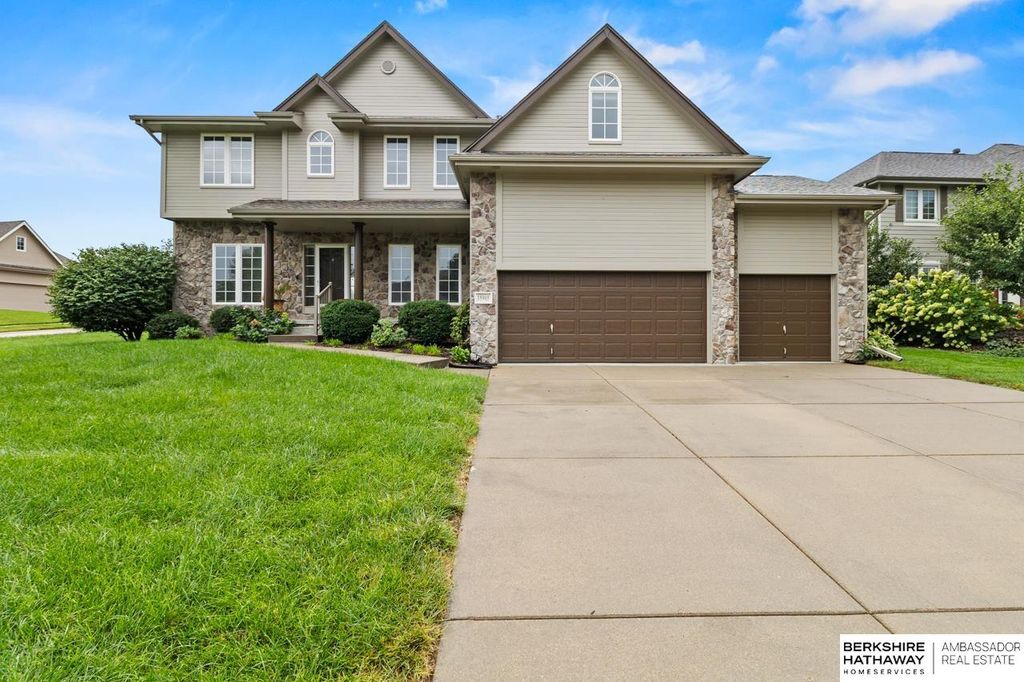 15905 Newport Avenue, Omaha, NE 68116