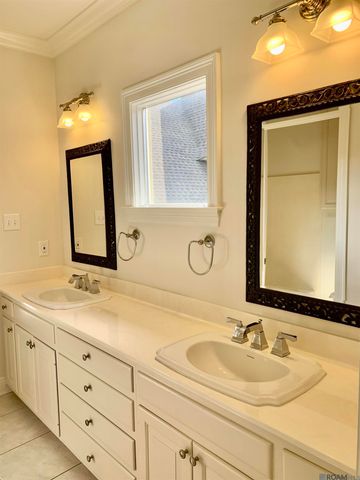 2724 Bocage Lake Dr, Baton Rouge, LA 70809