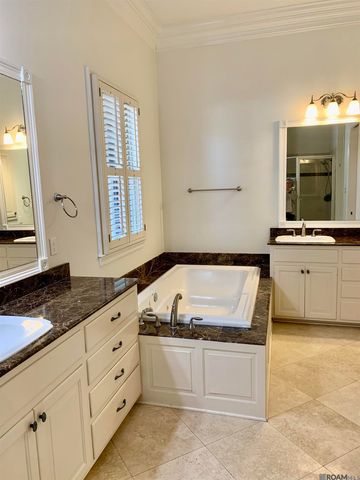 2724 Bocage Lake Dr, Baton Rouge, LA 70809