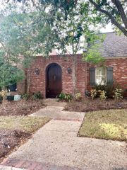 2724 Bocage Lake Dr, Baton Rouge, LA 70809