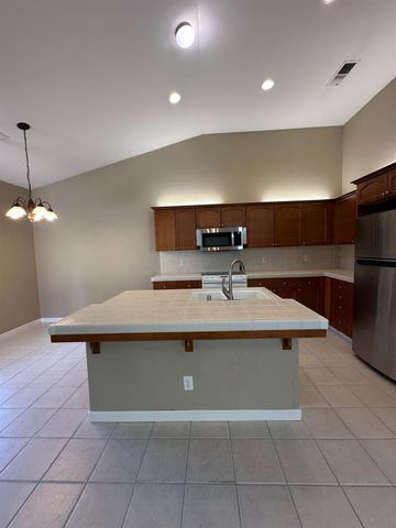 2136 E Turnberry Avenue, Fresno, CA 93730