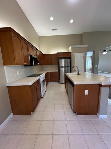 2136 E Turnberry Avenue, Fresno, CA 93730