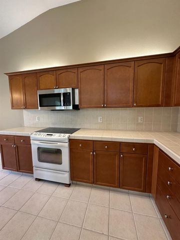 2136 E Turnberry Avenue, Fresno, CA 93730