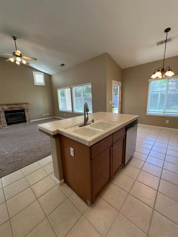 2136 E Turnberry Avenue, Fresno, CA 93730
