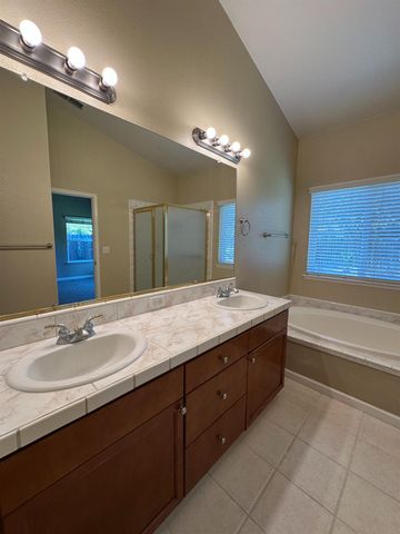 2136 E Turnberry Avenue, Fresno, CA 93730