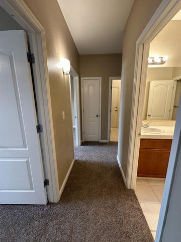 2136 E Turnberry Avenue, Fresno, CA 93730