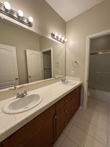 2136 E Turnberry Avenue, Fresno, CA 93730