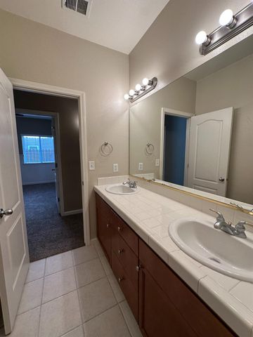 2136 E Turnberry Avenue, Fresno, CA 93730