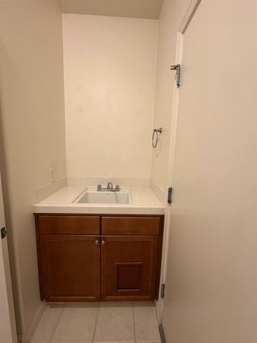 2136 E Turnberry Avenue, Fresno, CA 93730