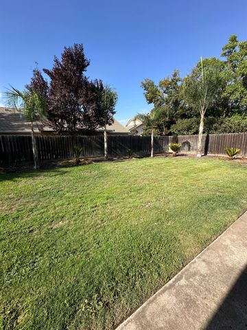 2136 E Turnberry Avenue, Fresno, CA 93730