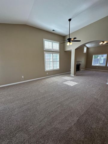 2136 E Turnberry Avenue, Fresno, CA 93730