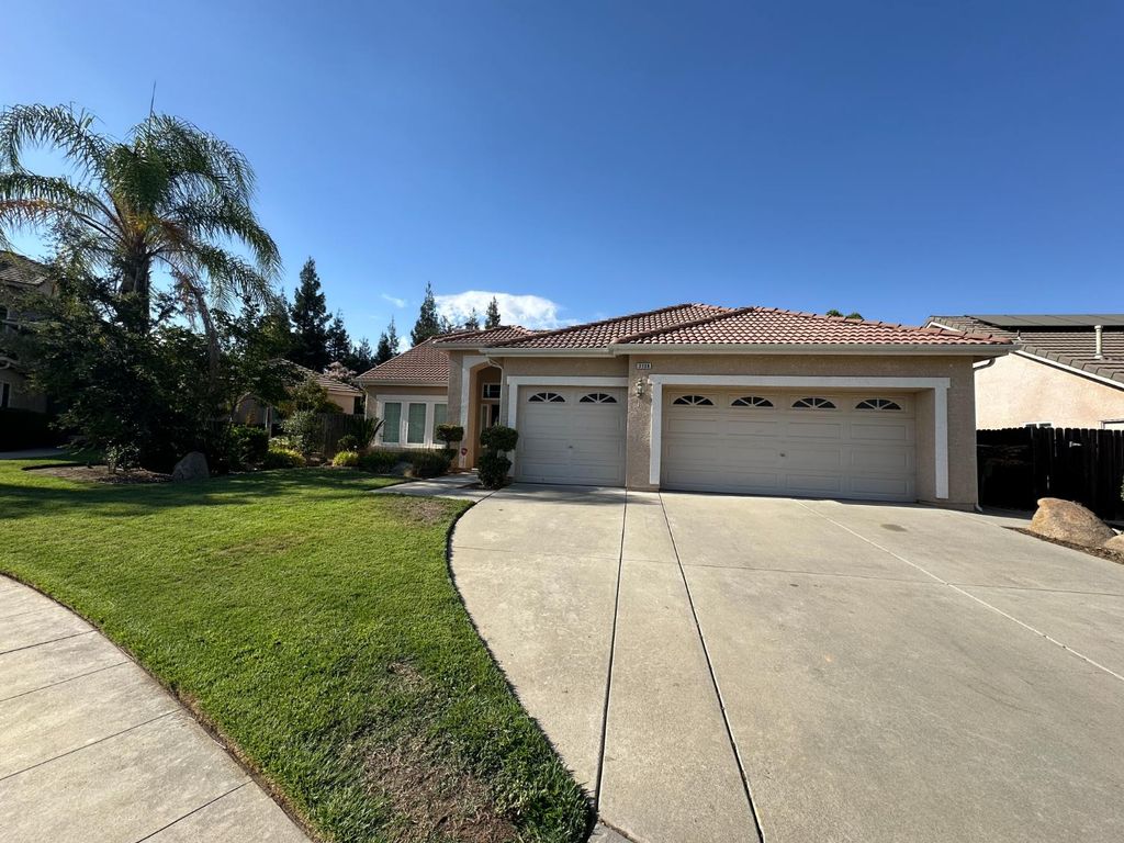 2136 E Turnberry Avenue, Fresno, CA 93730