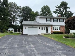 26 Gaslight Drive, Colonie, NY 12205