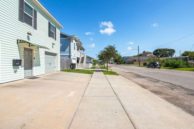 2203 56th Street, Galveston, TX 77551