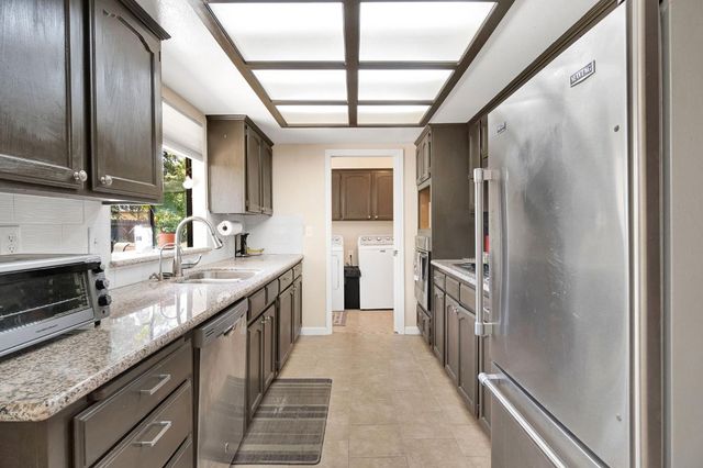 2700 Driftwood Dr, Madera, CA 93637