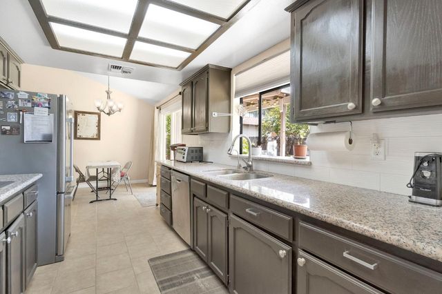 2700 Driftwood Dr, Madera, CA 93637