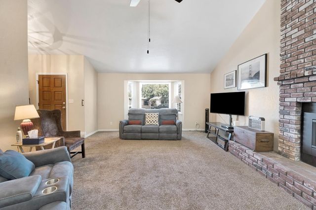 2700 Driftwood Dr, Madera, CA 93637