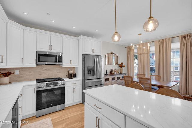 41 W Aspen Way, Aberdeen, NJ 07747