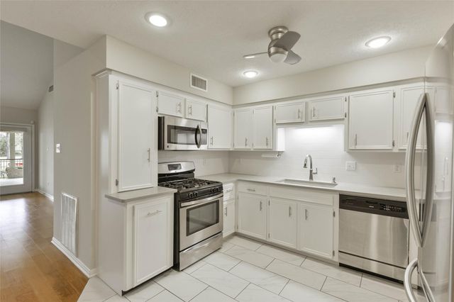 20 Golfview Manor Road, Huntsville, TX 77340