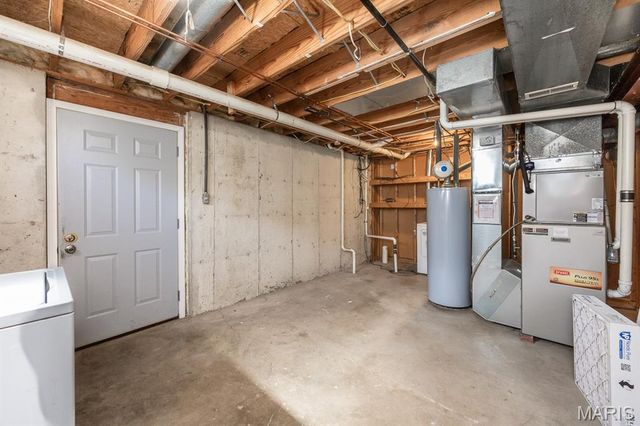 30 Williamsburg Lane, Glen Carbon, IL 62034