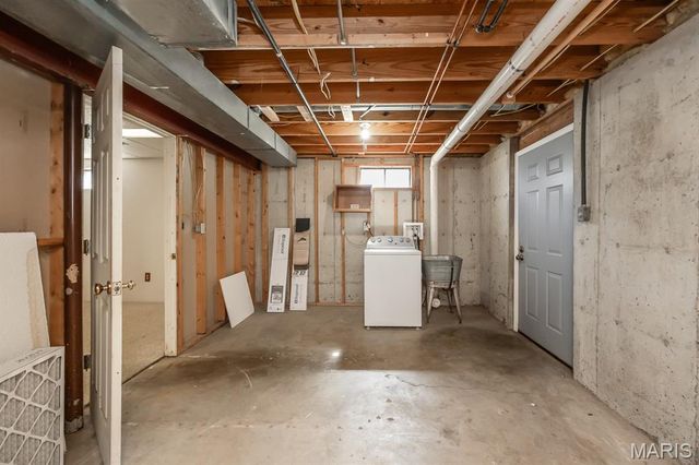 30 Williamsburg Lane, Glen Carbon, IL 62034