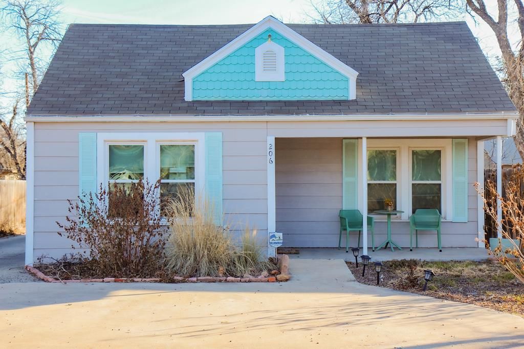 Image 1 of property listing at 206 N Van Buren St, San Angelo, TX 76901