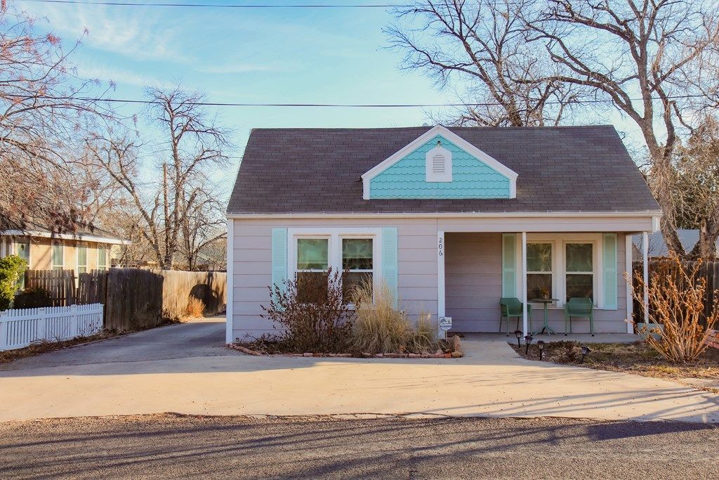 Image 2 of property listing at 206 N Van Buren St, San Angelo, TX 76901
