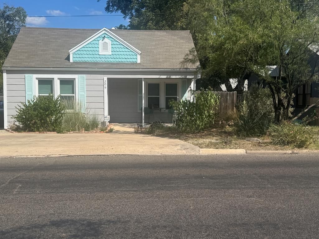 Image 3 of property listing at 206 N Van Buren St, San Angelo, TX 76901