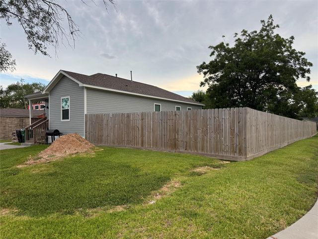 542 Coolwood Drive, Houston, TX 77013