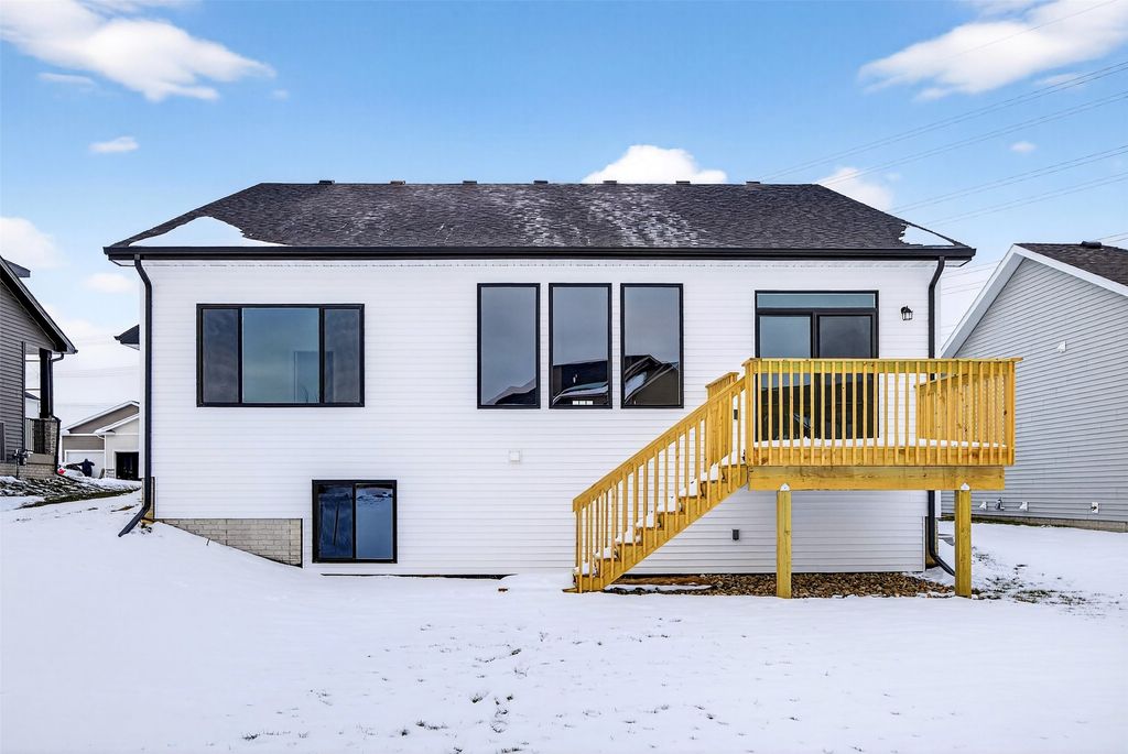 16516 Bentwood Drive, Urbandale, IA 50323