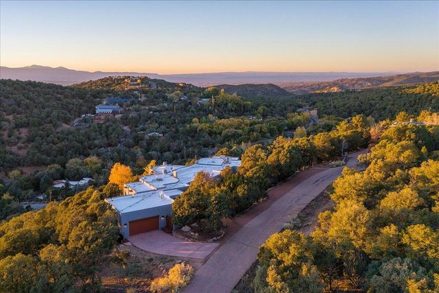 2160 Paseo Iglesias NE, Santa Fe, NM 87501