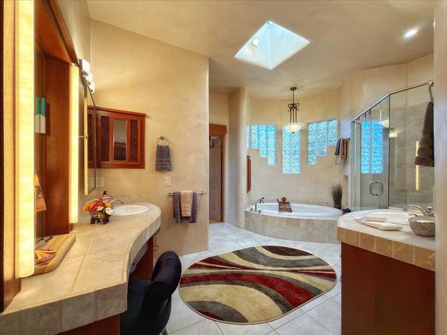 2160 Paseo Iglesias NE, Santa Fe, NM 87501