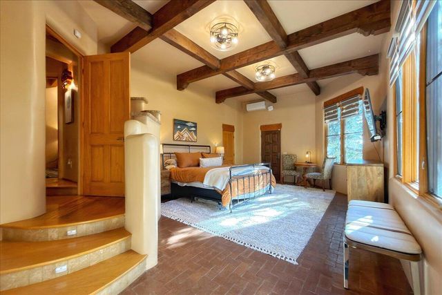 2160 Paseo Iglesias NE, Santa Fe, NM 87501