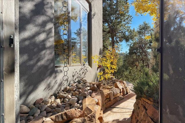 2160 Paseo Iglesias NE, Santa Fe, NM 87501