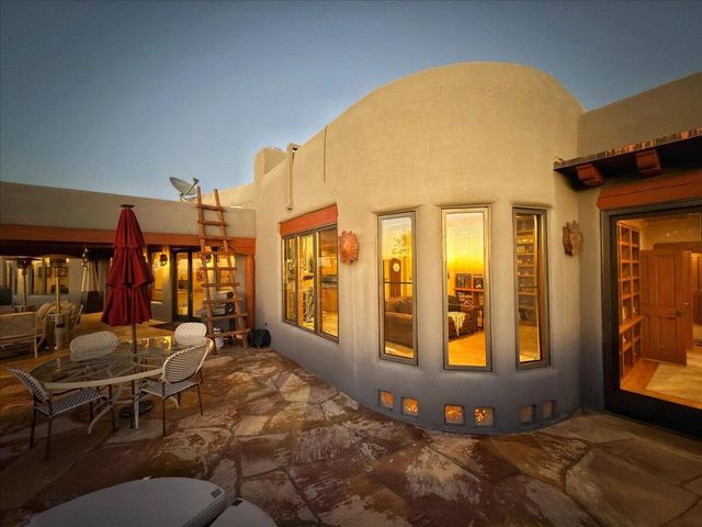 2160 Paseo Iglesias NE, Santa Fe, NM 87501
