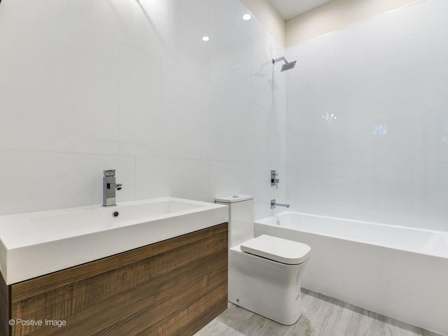 6915 N WESTERN Avenue 1, Chicago, IL 60645