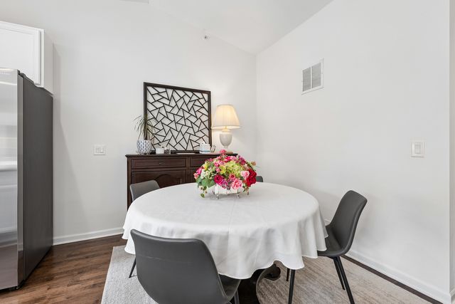 916 Enfield Drive 5-A2, Northbrook, IL 60062
