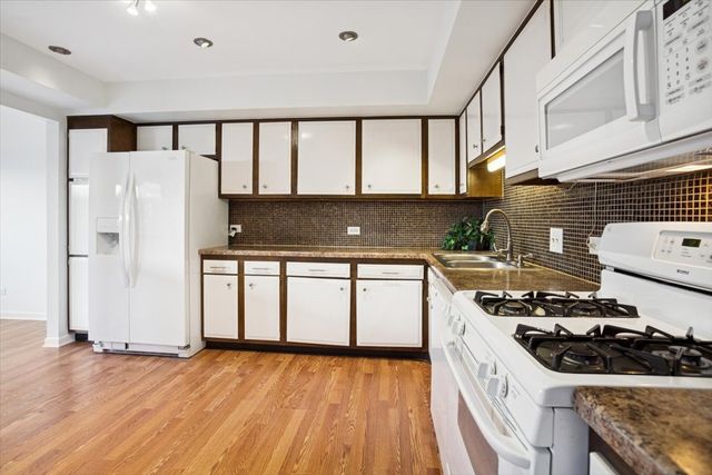 368 Willow Tree Court, Hoffman Estates, IL 60169